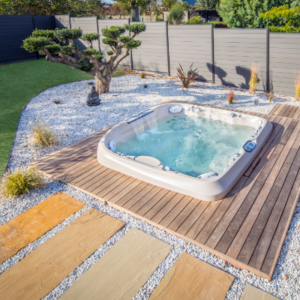Jacuzzi terrasse bois et graviers
